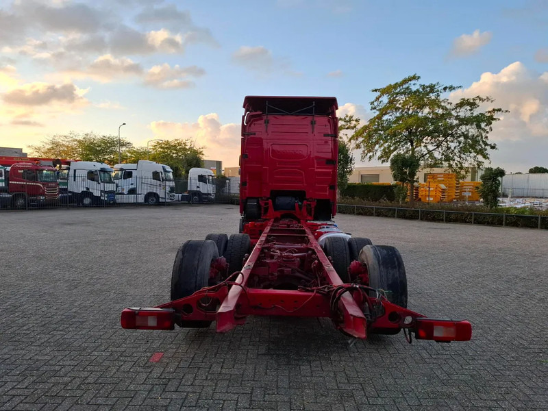 Volvo FH16-750 / BIG AXLE / VEB+ / ONLY:679711 KM / DYNAMIC STEERING / NAVI / LWDS / FULL-AIR / AUTOMATIC / EURO-6 / 2018 - Camión chasis: foto 4 Volvo FH16-750 / BIG AXLE / VEB+ / ONLY:679711 KM / DYNAMIC STEERING / NAVI / LWDS / FULL-AIR / AUTOMATIC / EURO-6 / 2018 - Camión chasis: foto 4