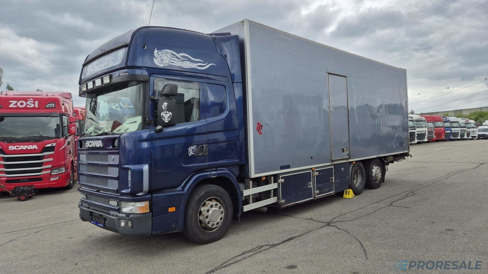 SCANIA R124 LB 6X2 EURO 3 - skříňový + hydraulické čelo - Camión caja cerrada: foto 2 SCANIA R124 LB 6X2 EURO 3 - skříňový + hydraulické čelo - Camión caja cerrada: foto 2