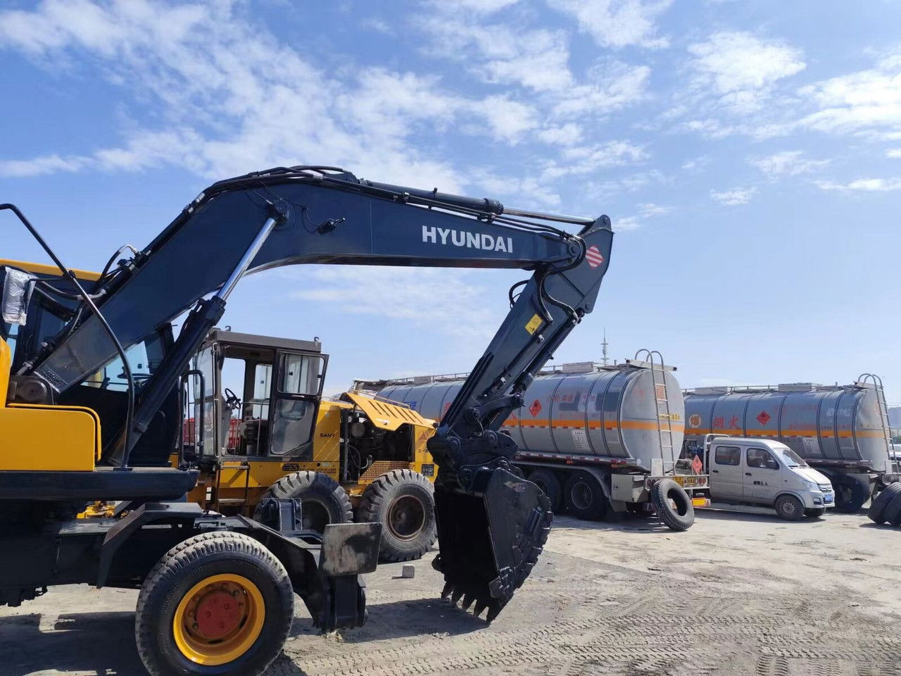 Hyundai R210-7 / Cummins / 1800MTH / Like NEW/20,5Tons/Sp R210-7 / Cummins / 1800MTH / Like NEW/20,5Tons/Special Ofert - Excavadora de ruedas: foto 2 Hyundai R210-7 / Cummins / 1800MTH / Like NEW/20,5Tons/Sp R210-7 / Cummins / 1800MTH / Like NEW/20,5Tons/Special Ofert - Excavadora de ruedas: foto 2