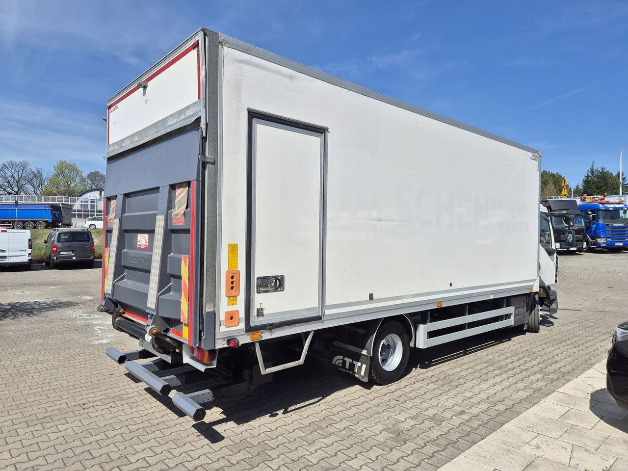 Renault D Gama 12.220 / LOW KM / Euro6 Renault D Gama 12.220 / LOW KM / Euro6 - Camión caja cerrada: foto 5 Renault D Gama 12.220 / LOW KM / Euro6 Renault D Gama 12.220 / LOW KM / Euro6 - Camión caja cerrada: foto 5