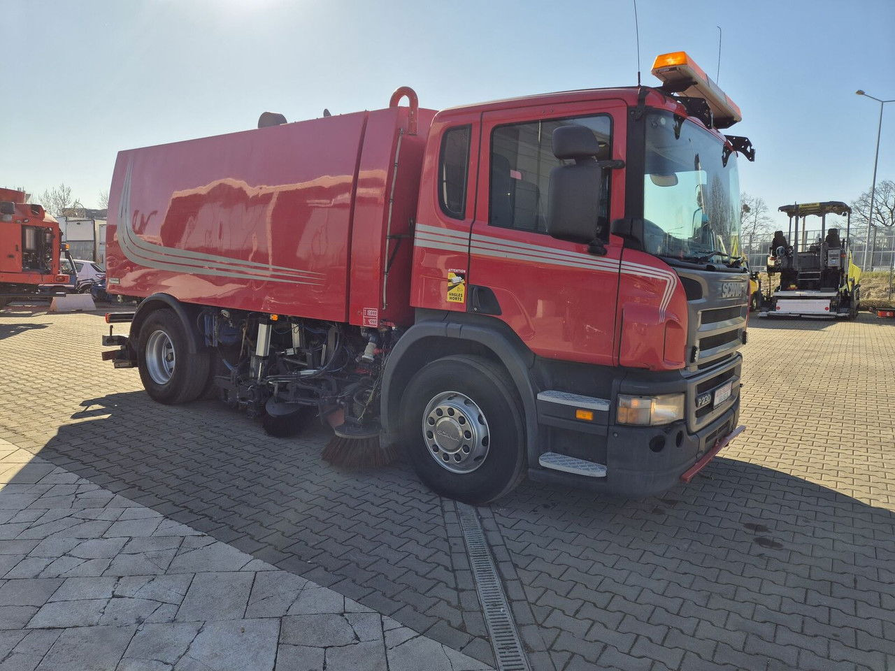 Scania P230 4X2 / Sweeper / Johnston VX800 / Sprayer / LOW Mileage / Scania P230 4X2 / Sweeper / Johnston VX800 / Sprayer / LOW Mileage / - Barredora vial: foto 5 Scania P230 4X2 / Sweeper / Johnston VX800 / Sprayer / LOW Mileage / Scania P230 4X2 / Sweeper / Johnston VX800 / Sprayer / LOW Mileage / - Barredora vial: foto 5