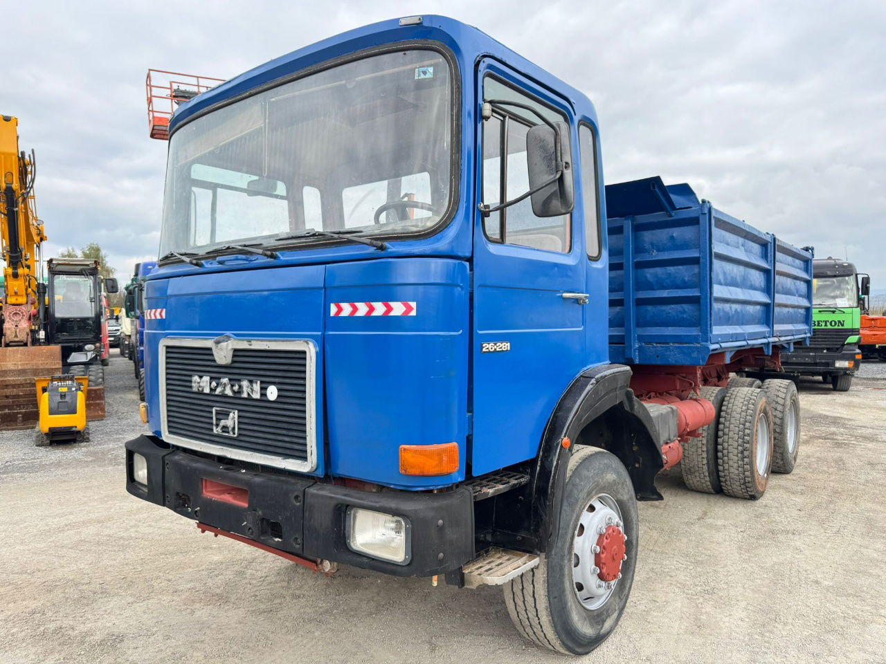 MAN 26.281 6x6 3 sided tipper - ZF gearbox - Camión volquete: foto 1 MAN 26.281 6x6 3 sided tipper - ZF gearbox - Camión volquete: foto 1