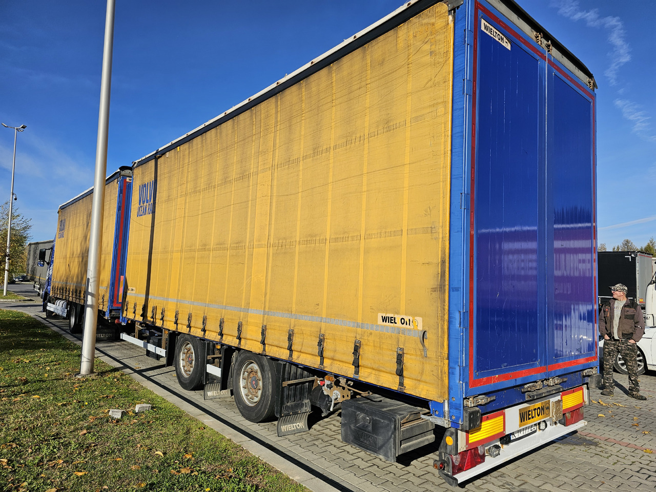 VOLVO FH460 ZESTAW TANDEM 120 M3 PRZEJAZDOWY + PRZYCZEPA FIRANKA SAF - Camión lona: foto 5 VOLVO FH460 ZESTAW TANDEM 120 M3 PRZEJAZDOWY + PRZYCZEPA FIRANKA SAF - Camión lona: foto 5