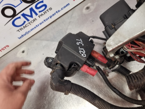 New Holland T5.120, T5 Series, Battery Wiring With Fuse Box 47866255, 87716664 - Cables/ Alambres: foto 5 New Holland T5.120, T5 Series, Battery Wiring With Fuse Box 47866255, 87716664 - Cables/ Alambres: foto 5