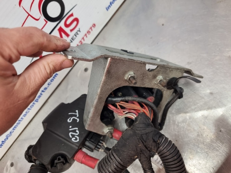New Holland T5.120, T5 Series, Battery Wiring With Fuse Box 47866255, 87716664 - Cables/ Alambres: foto 4 New Holland T5.120, T5 Series, Battery Wiring With Fuse Box 47866255, 87716664 - Cables/ Alambres: foto 4