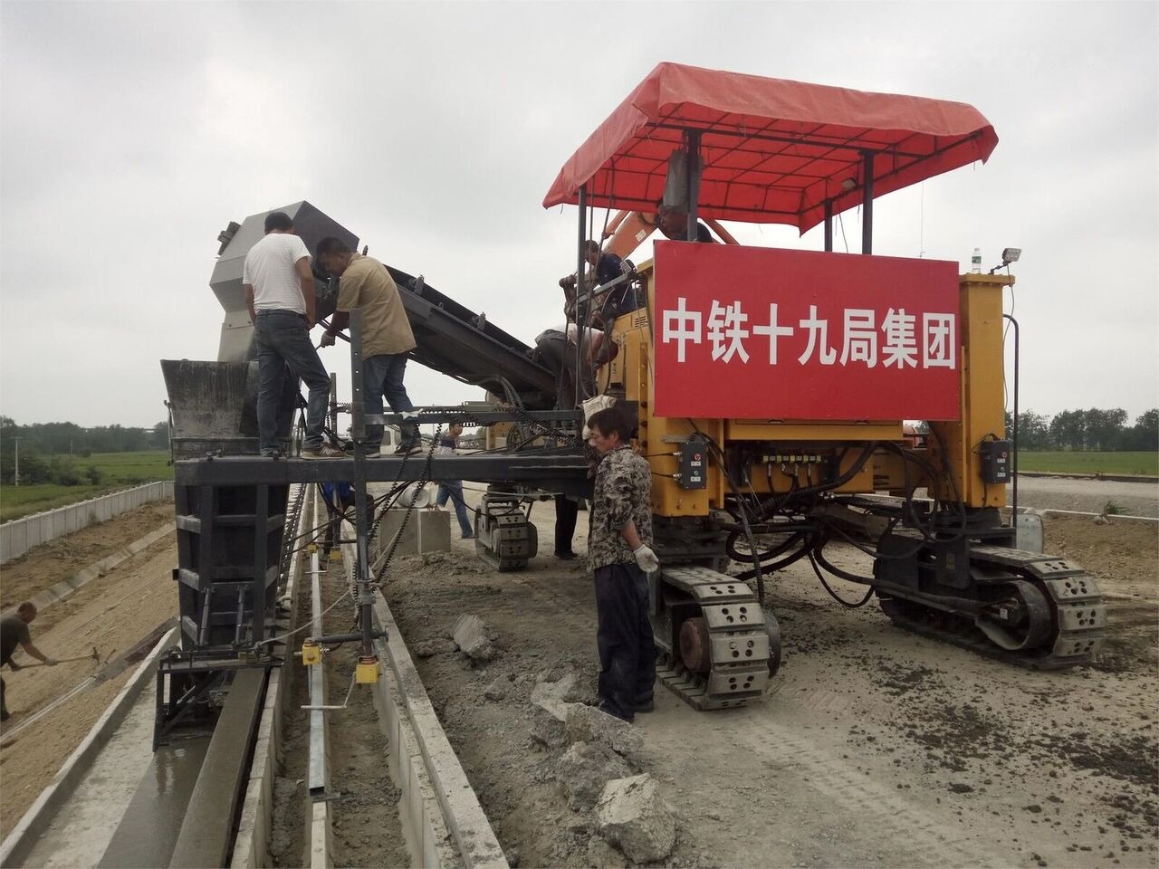Kinglink MC6500 Concrete Slipform Paver - Pavimentadora de concreto: foto 3 Kinglink MC6500 Concrete Slipform Paver - Pavimentadora de concreto: foto 3