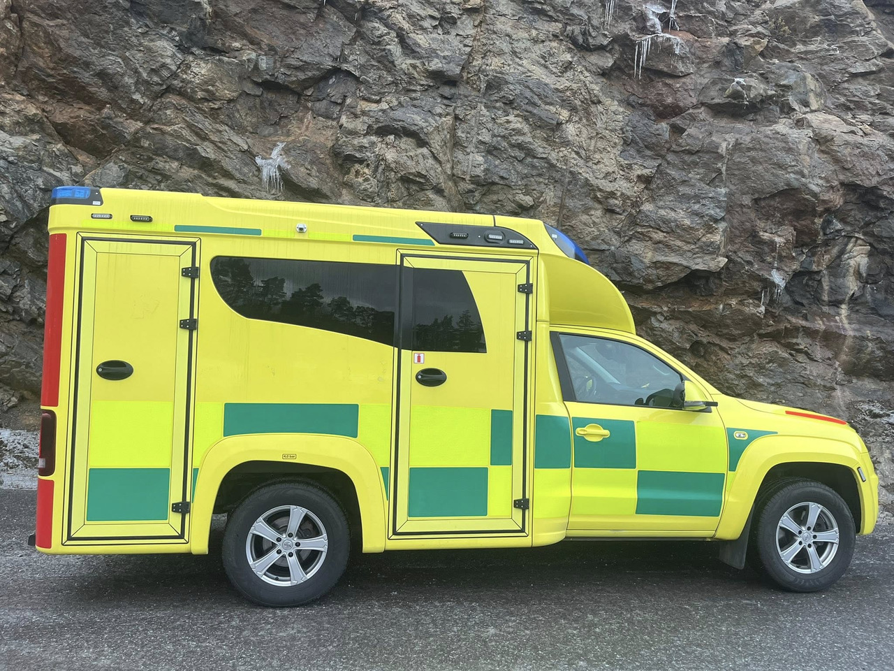 VOLKSWAGEN Amarok 4motion - AMBULANCE / ambulanse / ambulanssi - Ambulancia: foto 4 VOLKSWAGEN Amarok 4motion - AMBULANCE / ambulanse / ambulanssi - Ambulancia: foto 4