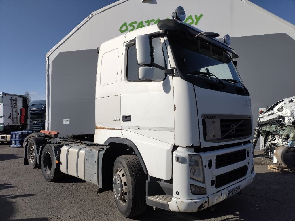 Volvo FH460 6x2 veturi kääntyvä teli - Cabeza tractora: foto 1 Volvo FH460 6x2 veturi kääntyvä teli - Cabeza tractora: foto 1