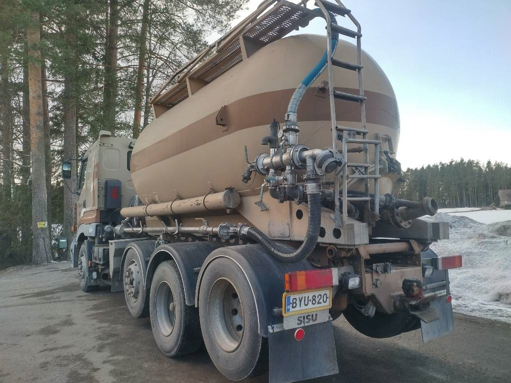 Sisu E14 8x2 kippipainepytty+kompura - Camión cisterna: foto 4 Sisu E14 8x2 kippipainepytty+kompura - Camión cisterna: foto 4