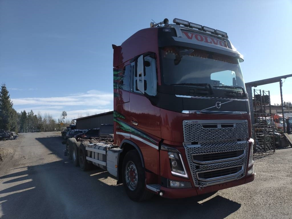 Volvo FH750 8x4 alusta - Camión chasis: foto 2 Volvo FH750 8x4 alusta - Camión chasis: foto 2