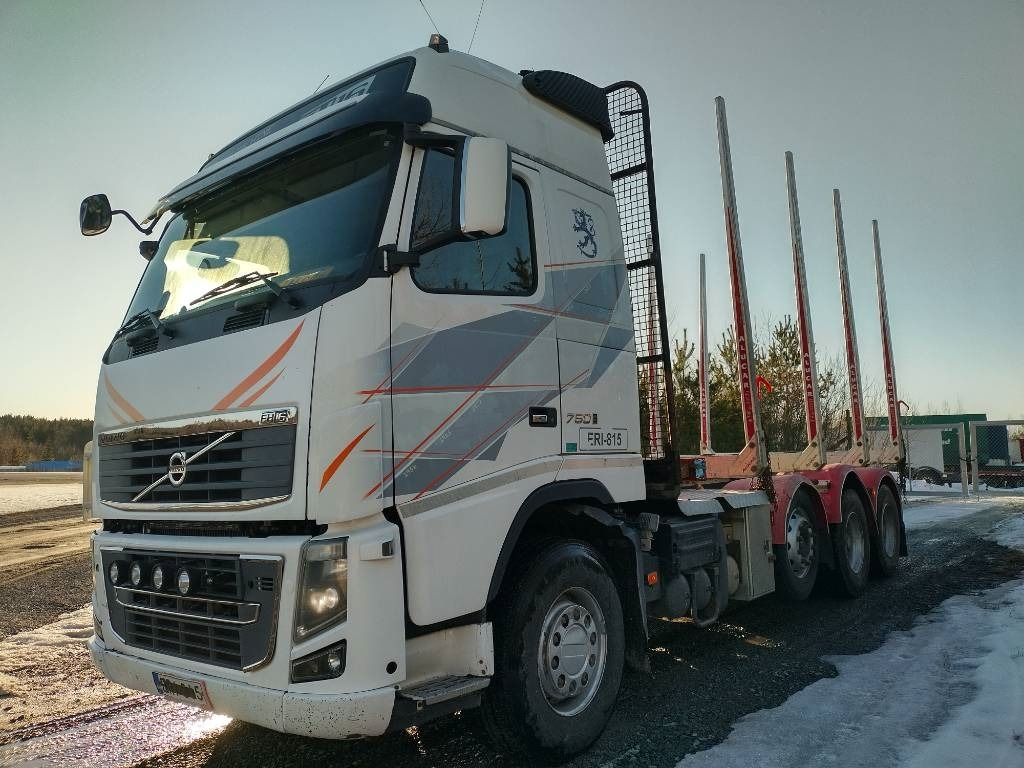 Volvo FH750 puuvarustus, napaperät,trippeli - Camión forestal: foto 1 Volvo FH750 puuvarustus, napaperät,trippeli - Camión forestal: foto 1