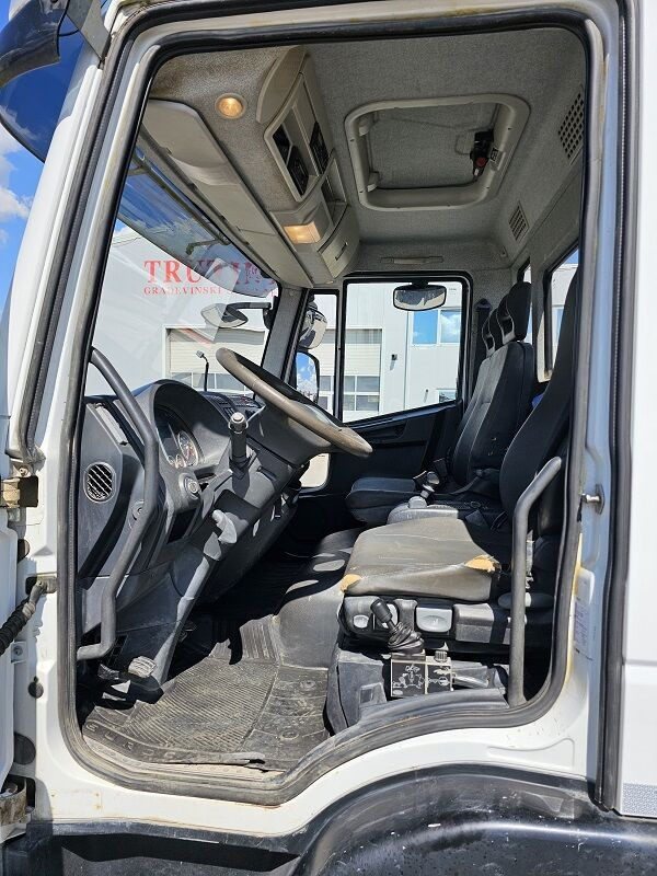 Foto del interior 1: Camión volquete IVECO 80E18 Foto del interior 1: Camión volquete IVECO 80E18