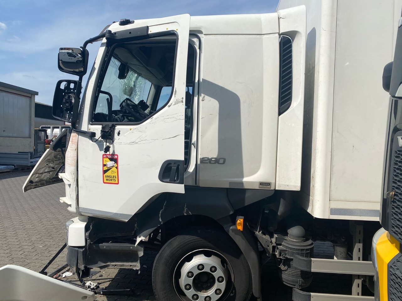 Volvo FL 16.280 Koffer Unfallschaden - Camión caja cerrada: foto 3 Volvo FL 16.280 Koffer Unfallschaden - Camión caja cerrada: foto 3