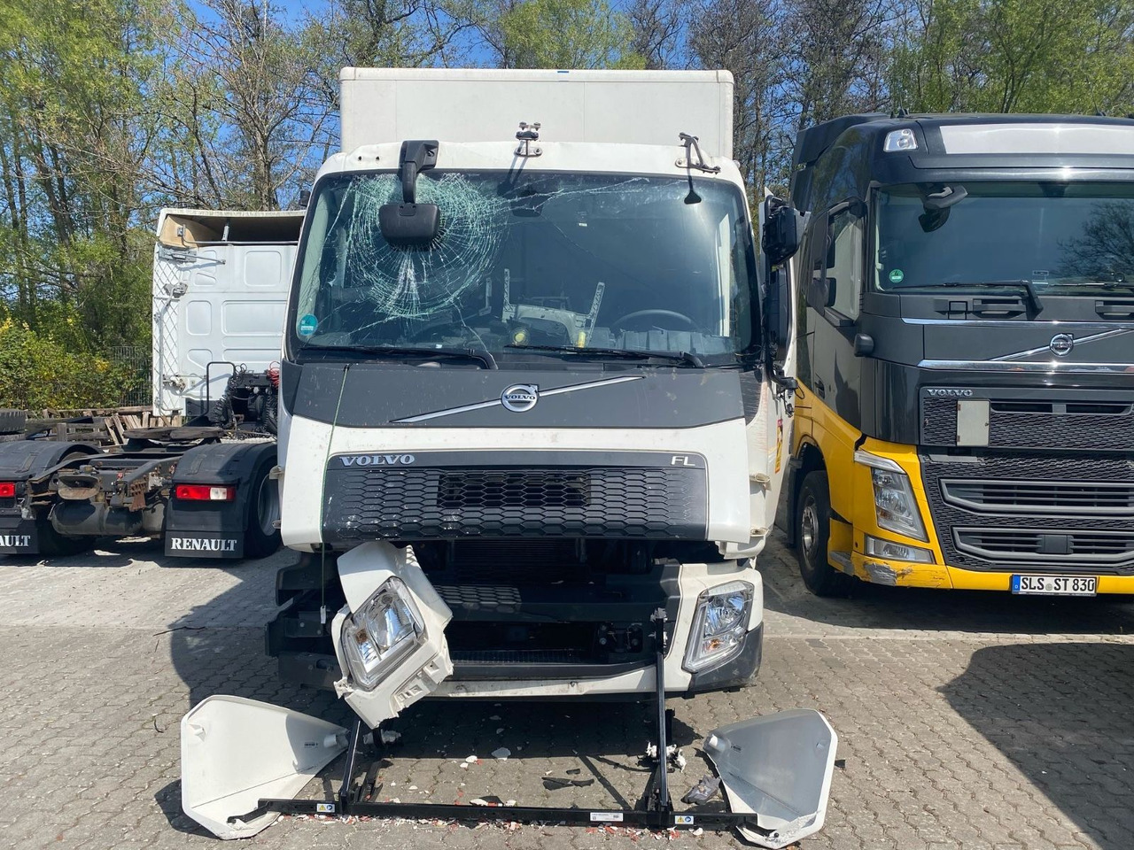 Volvo FL 16.280 Koffer Unfallschaden - Camión caja cerrada: foto 1 Volvo FL 16.280 Koffer Unfallschaden - Camión caja cerrada: foto 1