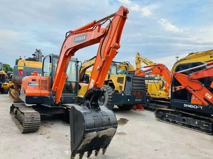 6t Small Excavator,Mini Excavating Machine Korea Doosan Used Excavators Doosan Dx60 For Sale In Shanghai - Excavadora de cadenas: foto 4 6t Small Excavator,Mini Excavating Machine Korea Doosan Used Excavators Doosan Dx60 For Sale In Shanghai - Excavadora de cadenas: foto 4