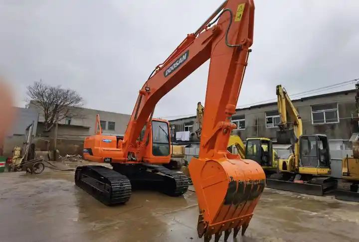 Used Doosan DH220-7 excavator on sale with manual engine made in Korea - Excavadora de cadenas: foto 4 Used Doosan DH220-7 excavator on sale with manual engine made in Korea - Excavadora de cadenas: foto 4