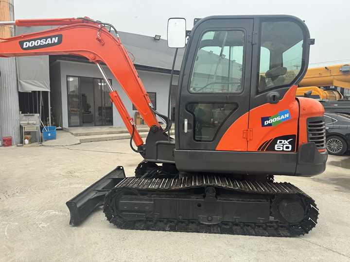 Used Excavator Doosan Dx60 Excavators Earth-moving Machinery Doosan Dx60 Dx80 Dx75 Dx225 Dh55 Dx60-9c for Sale - Excavadora de cadenas: foto 3 Used Excavator Doosan Dx60 Excavators Earth-moving Machinery Doosan Dx60 Dx80 Dx75 Dx225 Dh55 Dx60-9c for Sale - Excavadora de cadenas: foto 3