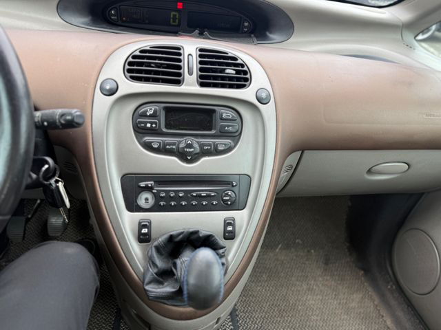 Sedan Citroën Xsara Picasso 1.8 16V Exclusive: foto 10 Sedan Citroën Xsara Picasso 1.8 16V Exclusive: foto 10