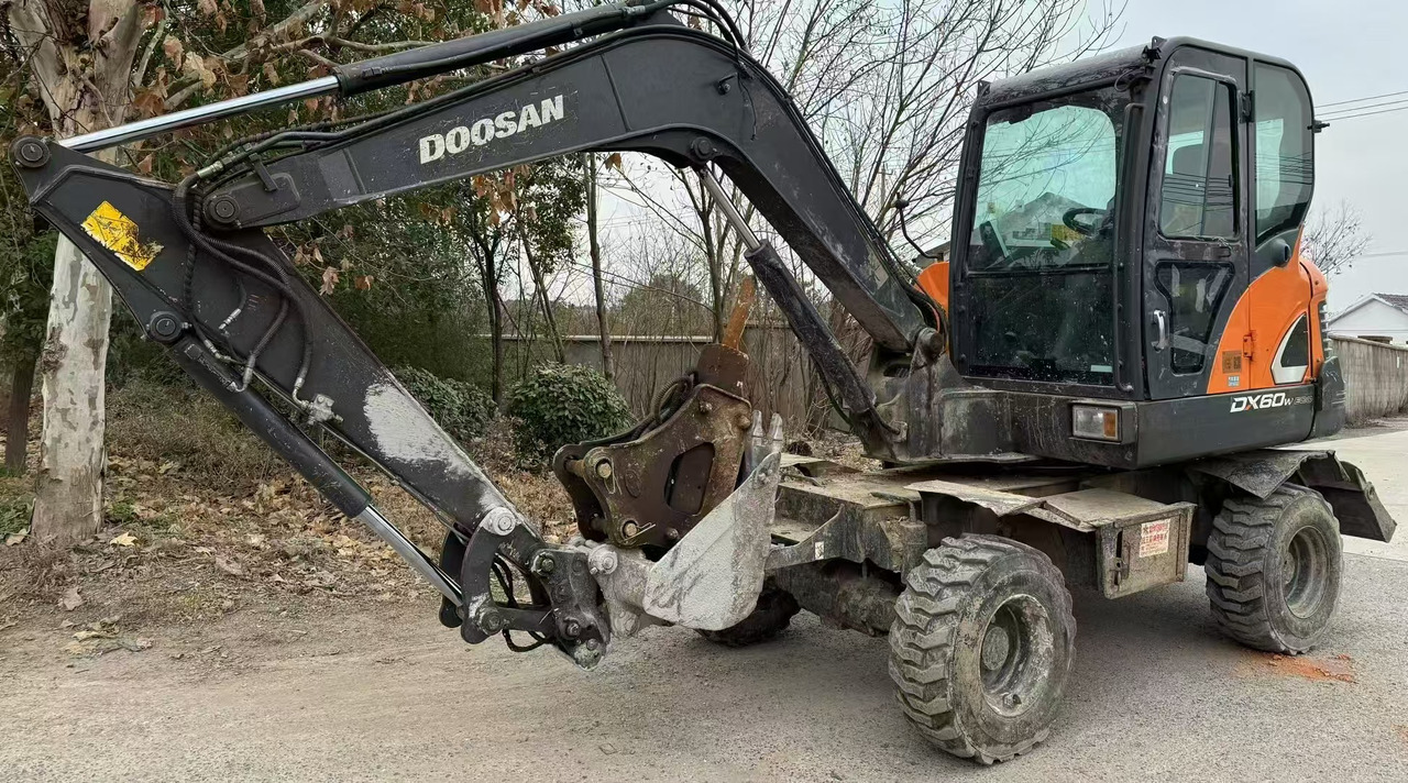 Doosan DX60 - Excavadora de ruedas: foto 1 Doosan DX60 - Excavadora de ruedas: foto 1