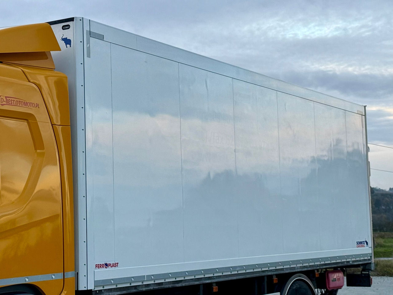 Leasing de SCANIA P220 / IZOTERMA / WINDA / SCHMITZ / 18 PALET / SILNIK 6 / SYPIALKA / 2019 ROK / NISKI PRZEBIEG SCANIA P220 / IZOTERMA / WINDA / SCHMITZ / 18 PALET / SILNIK 6 / SYPIALKA / 2019 ROK / NISKI PRZEBIEG: foto 22 Leasing de SCANIA P220 / IZOTERMA / WINDA / SCHMITZ / 18 PALET / SILNIK 6 / SYPIALKA / 2019 ROK / NISKI PRZEBIEG SCANIA P220 / IZOTERMA / WINDA / SCHMITZ / 18 PALET / SILNIK 6 / SYPIALKA / 2019 ROK / NISKI PRZEBIEG: foto 22