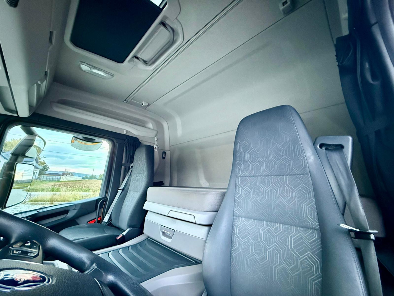 Leasing de SCANIA P220 / IZOTERMA / WINDA / SCHMITZ / 18 PALET / SILNIK 6 / SYPIALKA / 2019 ROK / NISKI PRZEBIEG SCANIA P220 / IZOTERMA / WINDA / SCHMITZ / 18 PALET / SILNIK 6 / SYPIALKA / 2019 ROK / NISKI PRZEBIEG: foto 21 Leasing de SCANIA P220 / IZOTERMA / WINDA / SCHMITZ / 18 PALET / SILNIK 6 / SYPIALKA / 2019 ROK / NISKI PRZEBIEG SCANIA P220 / IZOTERMA / WINDA / SCHMITZ / 18 PALET / SILNIK 6 / SYPIALKA / 2019 ROK / NISKI PRZEBIEG: foto 21