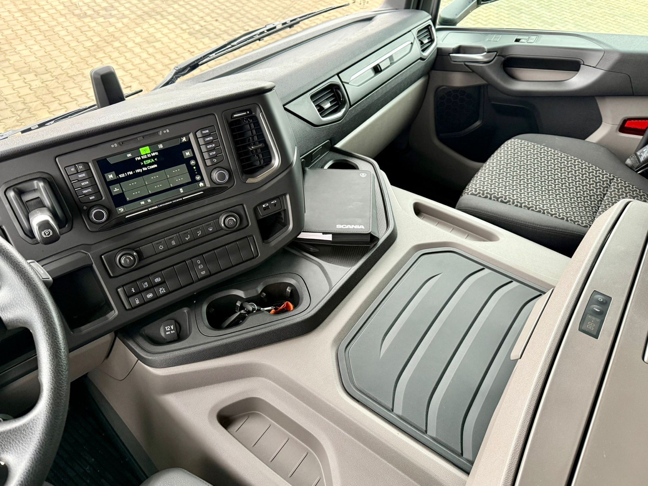 Leasing de SCANIA P320 / PLATFORMA / NOWY / 5 TYŚ KM / SYPIALKA / 2023 ROK / CAŁA NA PODUSZKACH / 7.7 M DŁUGOŚCI / LAWETA / DO PRZEWOZU MASZYN ROLNICZYCH ITP SCANIA P320 / PLATFORMA / NOWY / 5 TYŚ KM / SYPIALKA / 2023 ROK / CAŁA NA PODUSZKACH / 7.7 M DŁUGOŚCI / LAWETA / DO PRZEWOZU MASZYN ROLNICZYCH ITP: foto 26