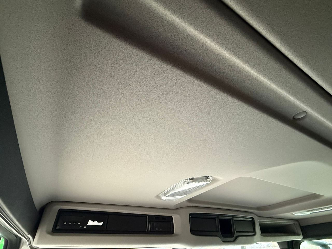 Leasing de SCANIA P320 / PLATFORMA / NOWY / 5 TYŚ KM / SYPIALKA / 2023 ROK / CAŁA NA PODUSZKACH / 7.7 M DŁUGOŚCI / LAWETA / DO PRZEWOZU MASZYN ROLNICZYCH ITP SCANIA P320 / PLATFORMA / NOWY / 5 TYŚ KM / SYPIALKA / 2023 ROK / CAŁA NA PODUSZKACH / 7.7 M DŁUGOŚCI / LAWETA / DO PRZEWOZU MASZYN ROLNICZYCH ITP: foto 25