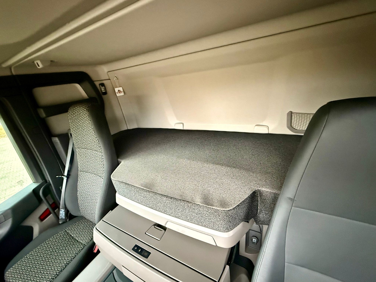 Leasing de SCANIA P320 / PLATFORMA / NOWY / 5 TYŚ KM / SYPIALKA / 2023 ROK / CAŁA NA PODUSZKACH / 7.7 M DŁUGOŚCI / LAWETA / DO PRZEWOZU MASZYN ROLNICZYCH ITP SCANIA P320 / PLATFORMA / NOWY / 5 TYŚ KM / SYPIALKA / 2023 ROK / CAŁA NA PODUSZKACH / 7.7 M DŁUGOŚCI / LAWETA / DO PRZEWOZU MASZYN ROLNICZYCH ITP: foto 21