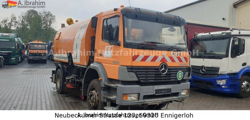 Mercedes-Benz 1823 DB 1823,Optifant 70, 3677 h Betriebsst., 2 Motors, 3 Pedals - Barredora vial: foto 1 Mercedes-Benz 1823 DB 1823,Optifant 70, 3677 h Betriebsst., 2 Motors, 3 Pedals - Barredora vial: foto 1