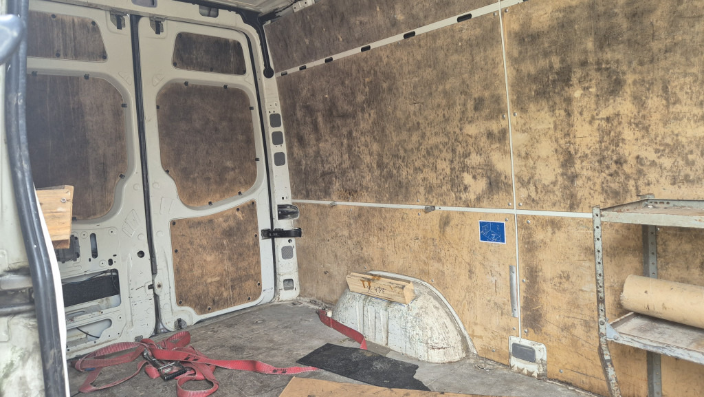 VW Crafter 2.5 Diesel Rost ja, technisch super, HU neu 01 2025 - Furgón: foto 4 VW Crafter 2.5 Diesel Rost ja, technisch super, HU neu 01 2025 - Furgón: foto 4