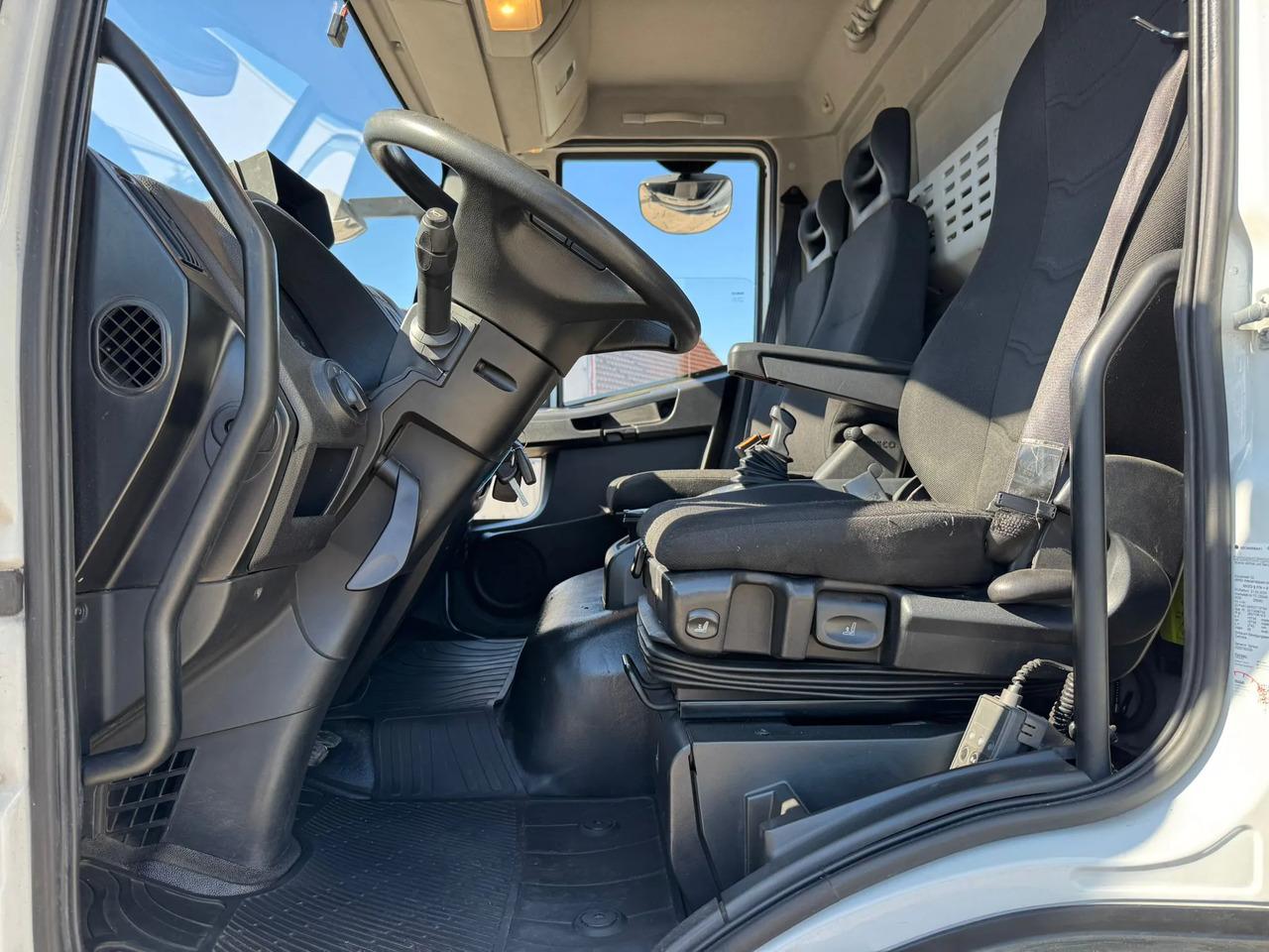 IVECO EUROCARGO 140E28P - Camión lona: foto 3 IVECO EUROCARGO 140E28P - Camión lona: foto 3