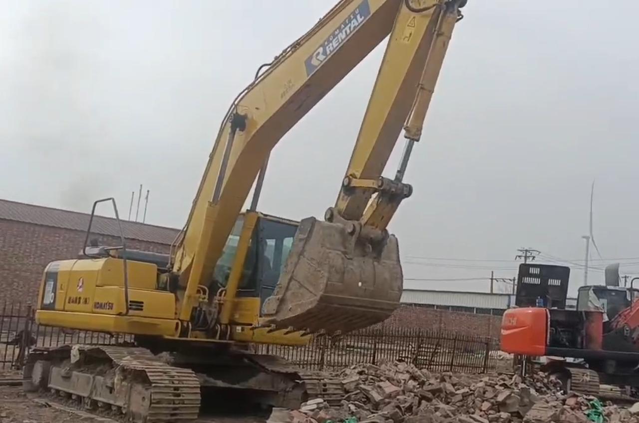 KOMATSU PC200-8N1 - Excavadora de cadenas: foto 1 KOMATSU PC200-8N1 - Excavadora de cadenas: foto 1