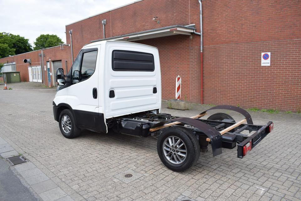 Iveco Daily 35 S21 3,0 Automatik Luftfederung Tempomat - Camión chasis, Furgoneta: foto 4 Iveco Daily 35 S21 3,0 Automatik Luftfederung Tempomat - Camión chasis, Furgoneta: foto 4
