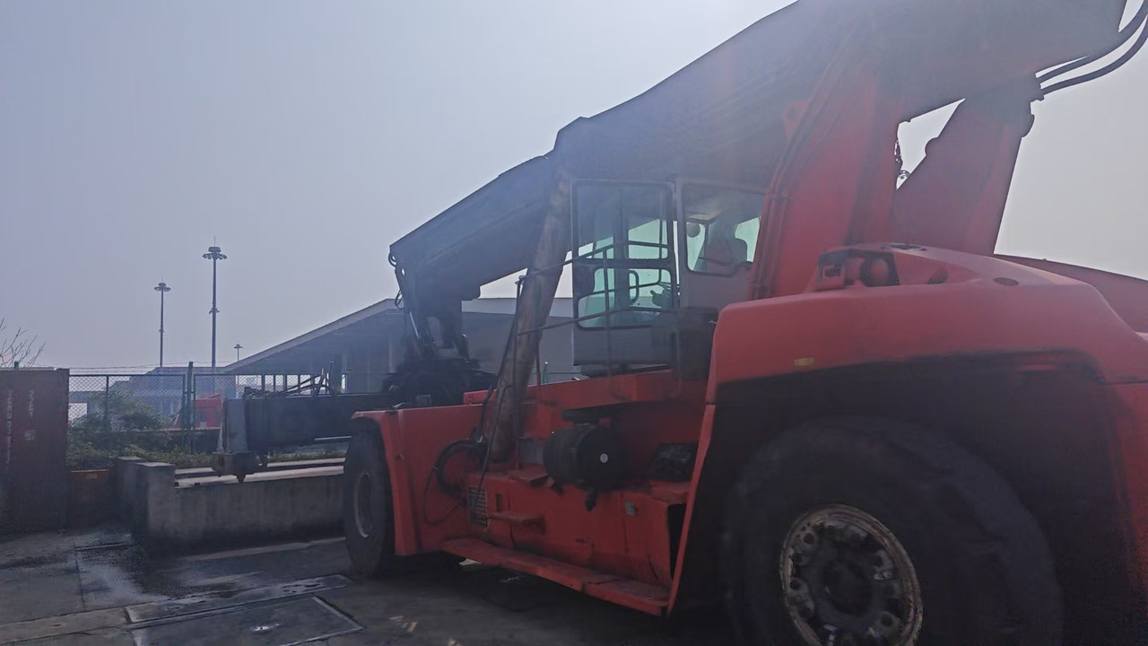 Kalmar DRF450 Reach stacker - Maquinaria de construcción: foto 3 Kalmar DRF450 Reach stacker - Maquinaria de construcción: foto 3