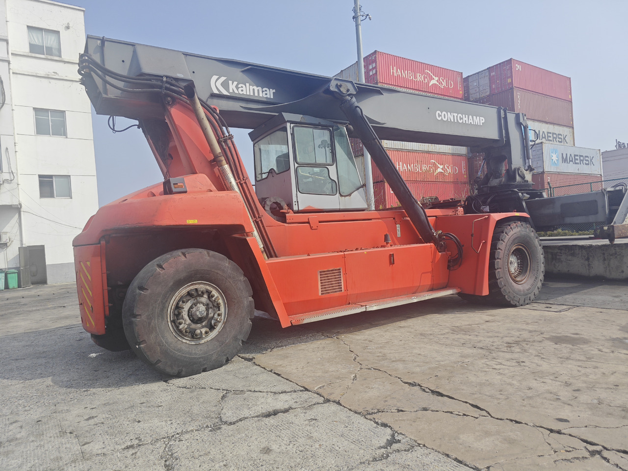 Kalmar DRF450 Reach stacker - Maquinaria de construcción: foto 2 Kalmar DRF450 Reach stacker - Maquinaria de construcción: foto 2