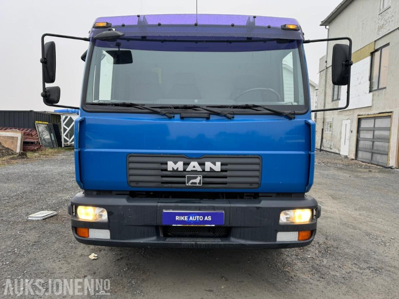 2002 MAN LE 180 C Bilfrakter 4x2 Nyttelast 3615kg Vedlikeholdslader - Camión portavehículos: foto 3 2002 MAN LE 180 C Bilfrakter 4x2 Nyttelast 3615kg Vedlikeholdslader - Camión portavehículos: foto 3