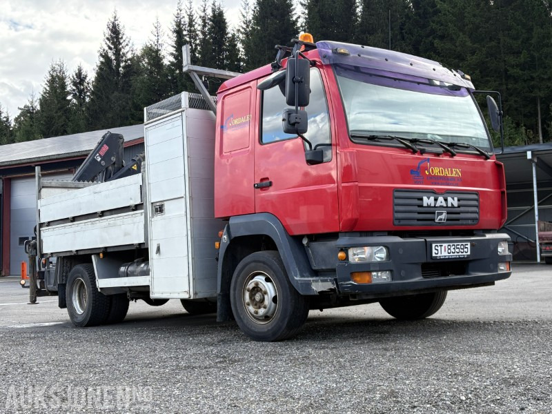2003 MAN 12.225 LC kranbil / stolpebil / planbil med bakmontert kran - KUN 105 987 km!!! - Camión grúa: foto 2 2003 MAN 12.225 LC kranbil / stolpebil / planbil med bakmontert kran - KUN 105 987 km!!! - Camión grúa: foto 2