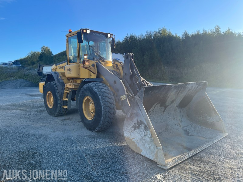 2003 Volvo L90E HJULLASTER - 3/4 FUNKSJON - NYLIG SERTIFISERT OG TATT SERVICE - Cargadora de ruedas: foto 2 2003 Volvo L90E HJULLASTER - 3/4 FUNKSJON - NYLIG SERTIFISERT OG TATT SERVICE - Cargadora de ruedas: foto 2