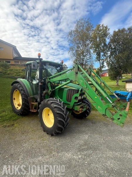 2004 John Deere 6320 - traktor med frontlaste - Tractor: foto 1 2004 John Deere 6320 - traktor med frontlaste - Tractor: foto 1