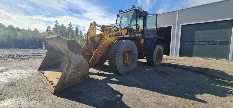 2004 Komatsu WA320, kun 9.000 arbeidstimer! Pallegafler + Skuffe inkludert, 3dje funksjon, SERTIFISERT! - Cargadora de ruedas: foto 1 2004 Komatsu WA320, kun 9.000 arbeidstimer! Pallegafler + Skuffe inkludert, 3dje funksjon, SERTIFISERT! - Cargadora de ruedas: foto 1