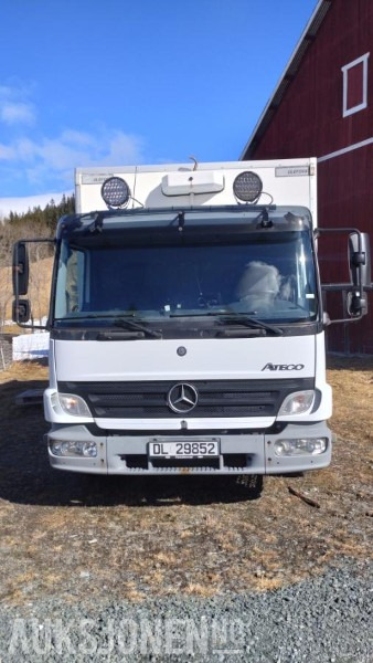 2006 Mercedes-Benz 818/33AT 7,5 skapbil ryggekamera s+v dekk kjetting - Camión caja cerrada: foto 2 2006 Mercedes-Benz 818/33AT 7,5 skapbil ryggekamera s+v dekk kjetting - Camión caja cerrada: foto 2