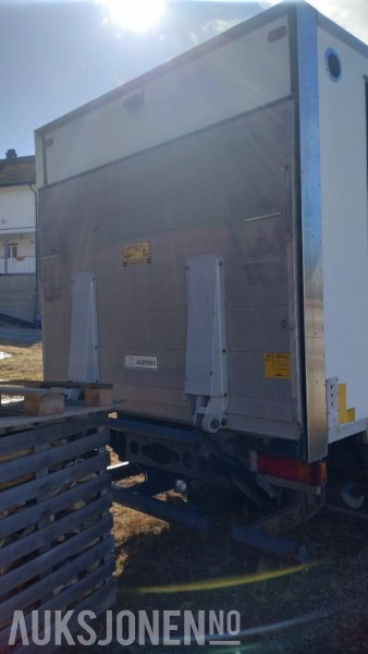 2006 Mercedes-Benz 818/33AT 7,5 skapbil ryggekamera s+v dekk kjetting - Camión caja cerrada: foto 4 2006 Mercedes-Benz 818/33AT 7,5 skapbil ryggekamera s+v dekk kjetting - Camión caja cerrada: foto 4