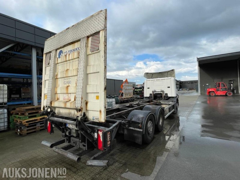 2007 Scania P 420 - Lastebil -3 akslet - VBG uttak - Containerpåbygg med løftelem, sving på siste aksling.404570 km. - Camión portacontenedore/ Intercambiable: foto 4 2007 Scania P 420 - Lastebil -3 akslet - VBG uttak - Containerpåbygg med løftelem, sving på siste aksling.404570 km. - Camión portacontenedore/ Intercambiable: foto 4
