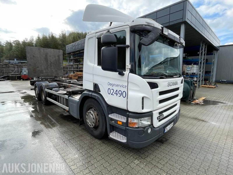 2007 Scania P 420 - Lastebil -3 akslet - VBG uttak - Containerpåbygg med løftelem, sving på siste aksling.404570 km. - Camión portacontenedore/ Intercambiable: foto 2 2007 Scania P 420 - Lastebil -3 akslet - VBG uttak - Containerpåbygg med løftelem, sving på siste aksling.404570 km. - Camión portacontenedore/ Intercambiable: foto 2