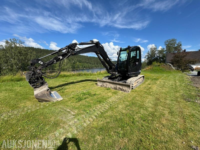 2013 JCB JS8085 gravemaskin på belter med sentralsmøring / tiltrotator / 2 stk skuffer / klype - Excavadora: foto 1 2013 JCB JS8085 gravemaskin på belter med sentralsmøring / tiltrotator / 2 stk skuffer / klype - Excavadora: foto 1