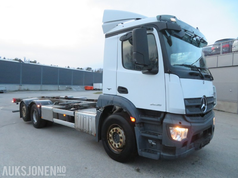 2016 Mercedes-Benz ANTOS 2535, kun 72109 km, automat, multiratt, ryggekamera, - Camión portacontenedore/ Intercambiable: foto 3 2016 Mercedes-Benz ANTOS 2535, kun 72109 km, automat, multiratt, ryggekamera, - Camión portacontenedore/ Intercambiable: foto 3