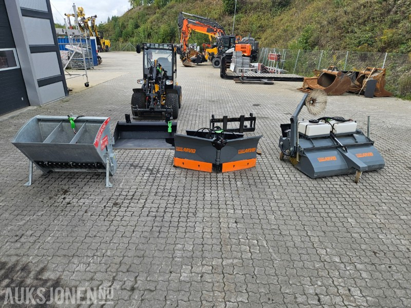 2023 JCB 403 plus kost med oppsamler, strøkasse, vikeplog ++ - Cargadora de ruedas: foto 1 2023 JCB 403 plus kost med oppsamler, strøkasse, vikeplog ++ - Cargadora de ruedas: foto 1