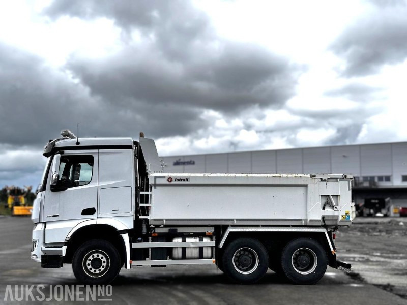 2023 Mercedes-Benz Arocs tippbil m/ Istrail tippkasse – 53 374 km - Camión volquete: foto 2 2023 Mercedes-Benz Arocs tippbil m/ Istrail tippkasse – 53 374 km - Camión volquete: foto 2