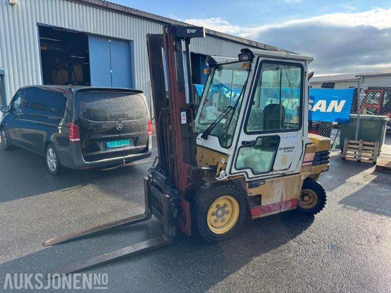 1995 Daewoo D305-2 med rotator på gafler - Equipo de manutención: foto 1 1995 Daewoo D305-2 med rotator på gafler - Equipo de manutención: foto 1