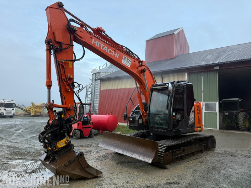 Hitachi ZX135 US-6 EC219, 2 skuffer, sentralsmøring - Excavadora: foto 1 Hitachi ZX135 US-6 EC219, 2 skuffer, sentralsmøring - Excavadora: foto 1